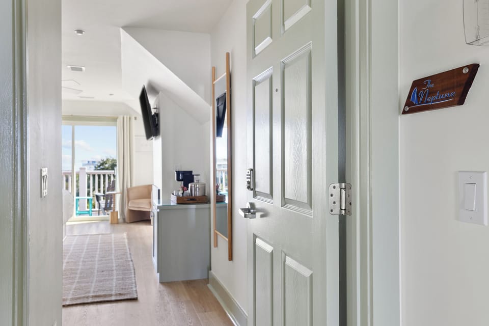 Deluxe Room, 1 King Bed, Partial Ocean View | Bathroom | Free toiletries, hair dryer, bathrobes, towels