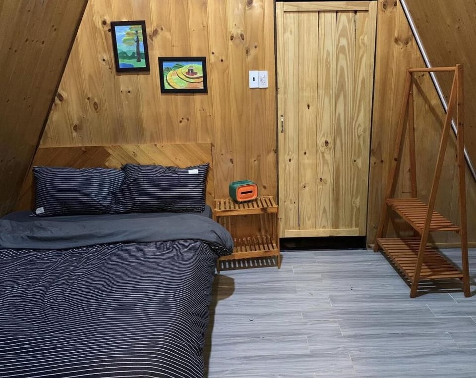 Standard Room | Desk, iron/ironing board, WiFi (free), individually decorated