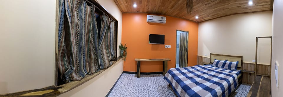Comfort Double Room | Desk, iron/ironing board, WiFi (free), individually decorated