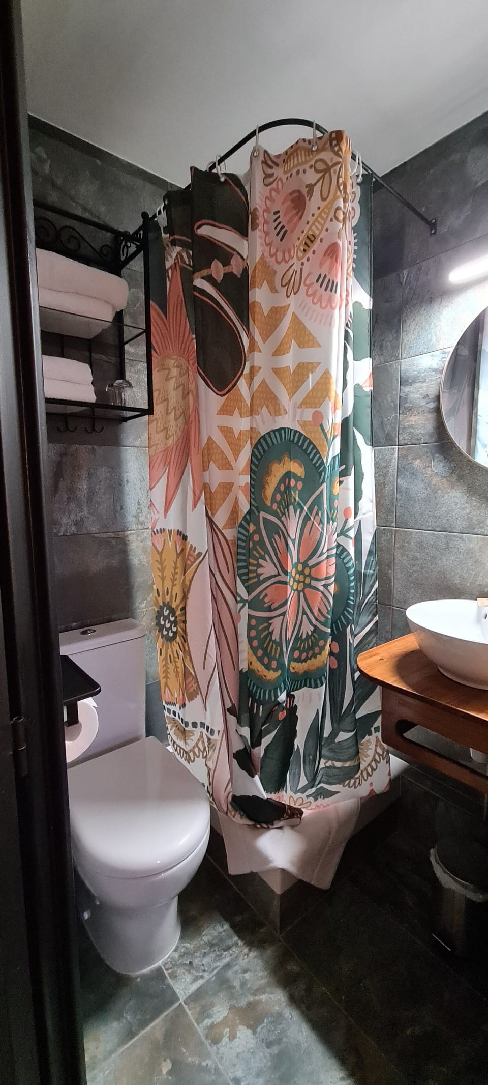 Classic Double Room | Bathroom | Shower, rainfall showerhead, hair dryer, towels