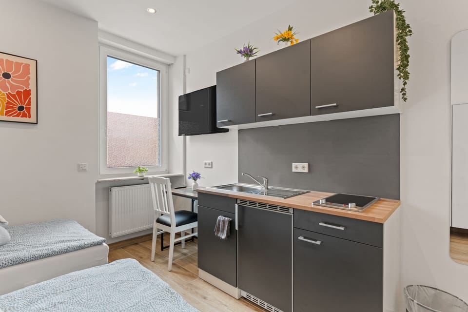 Economy Triple Room, Private Bathroom (Eigene Küche) | Private kitchen | Cleaning supplies
