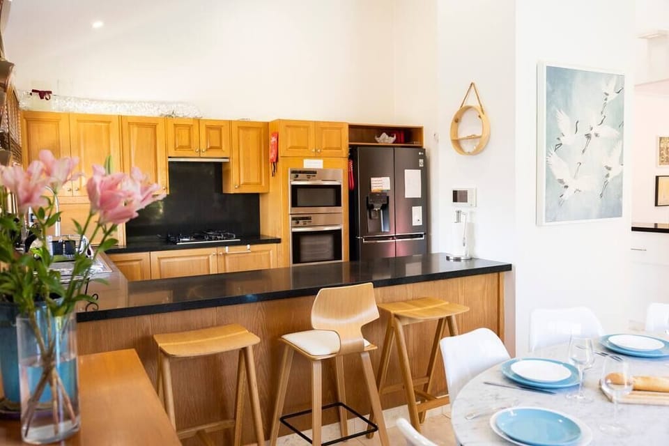 Full Kitchen and Breakfast Bar