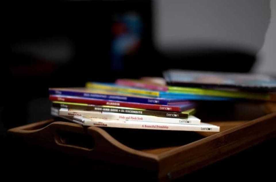Kids reading. 