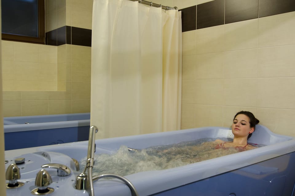 Sauna, steam room, hydrotherapy, aromatherapy, Thai massages