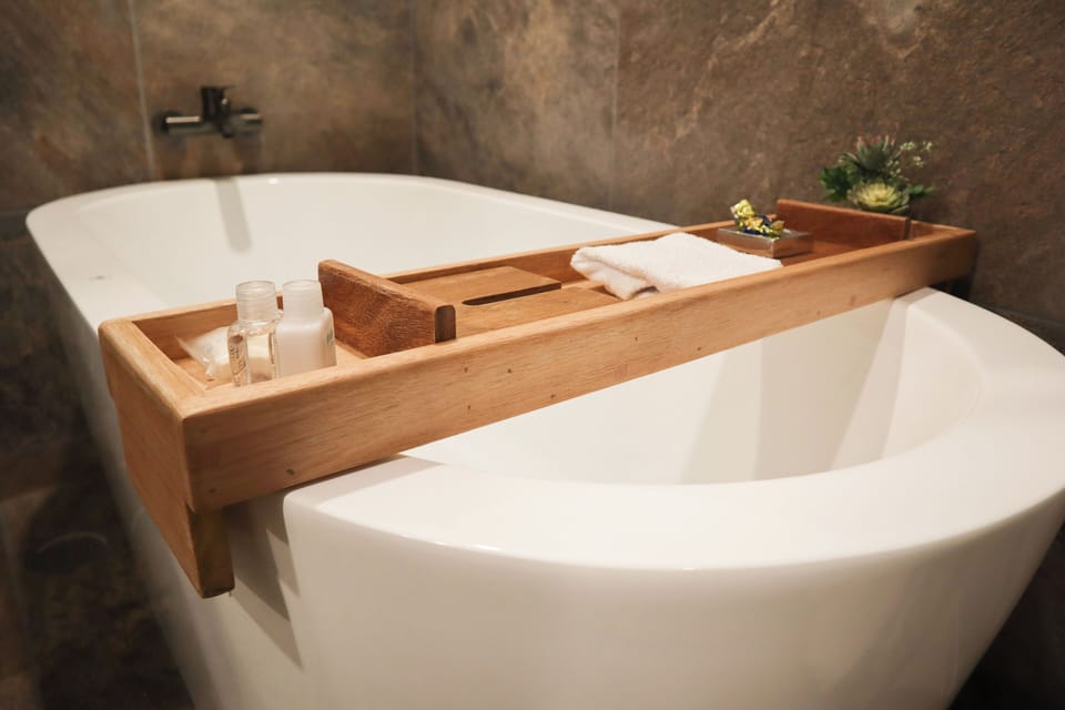 Deluxe Room | Bathroom | Free toiletries, hair dryer, towels, soap