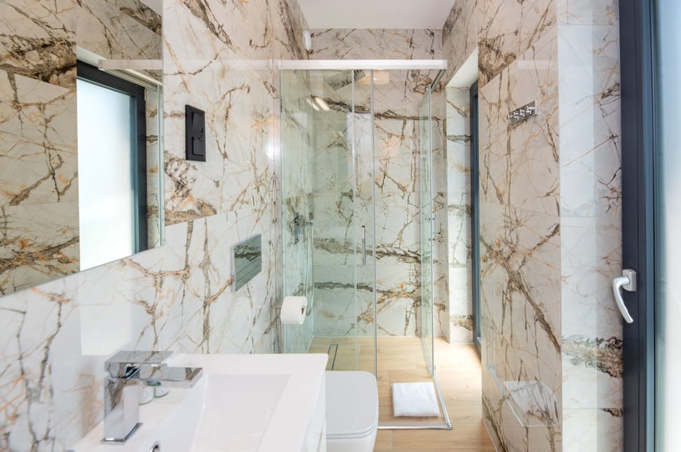 Shower, rainfall showerhead, free toiletries, hair dryer