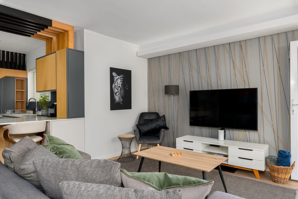 Exclusive Apartment | Living area | 40-inch flat-screen TV with cable channels, TV, Netflix