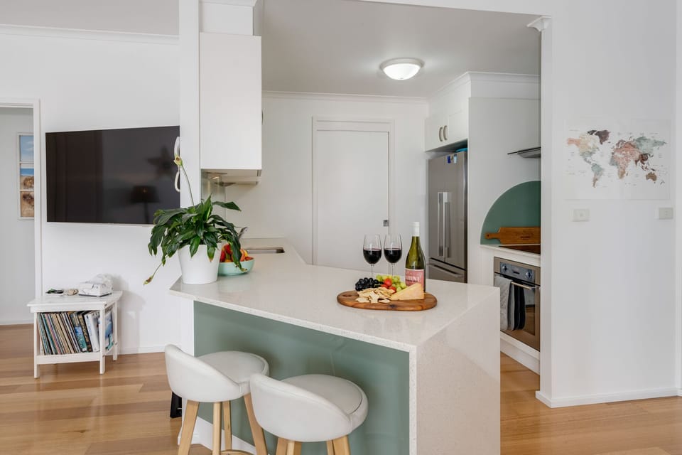 Relax & enjoy the holiday atmosphere & beach decor+huge 680 Lt fridge/freezer
