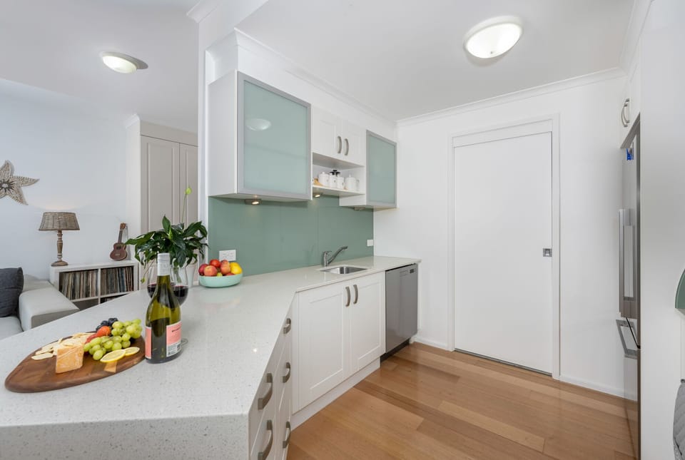 Modern fully equipped kitchen, AS NEW Asko quiet dishwasher-consumables provided