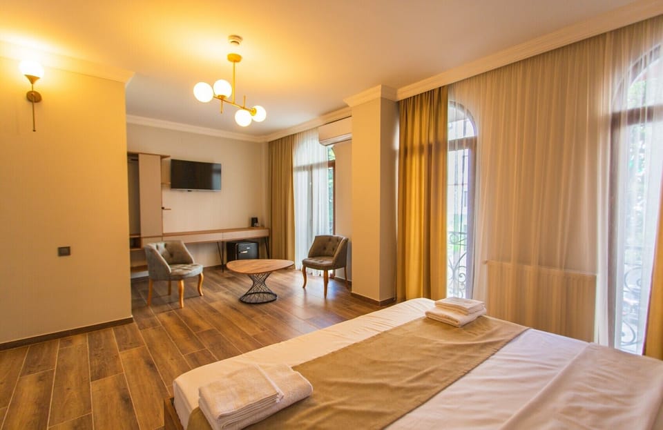 Deluxe Double Room | Hypo-allergenic bedding, desk, blackout drapes, soundproofing