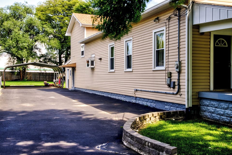 Large Louisville Home Near Expo, Airport & UofL House in Jefferson County