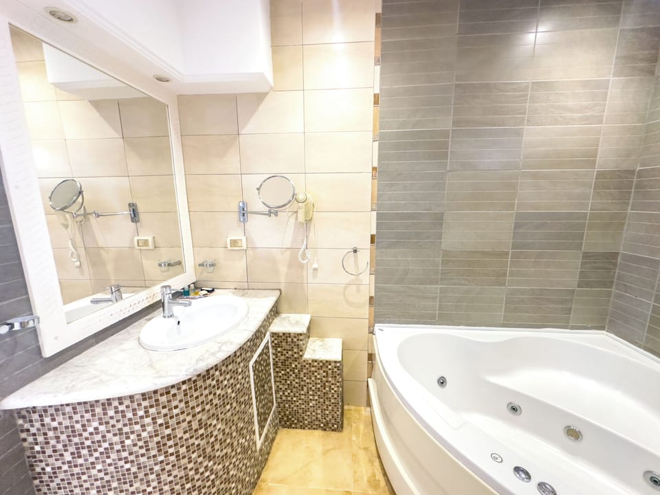 Family Suite | Bathroom | Hair dryer, towels