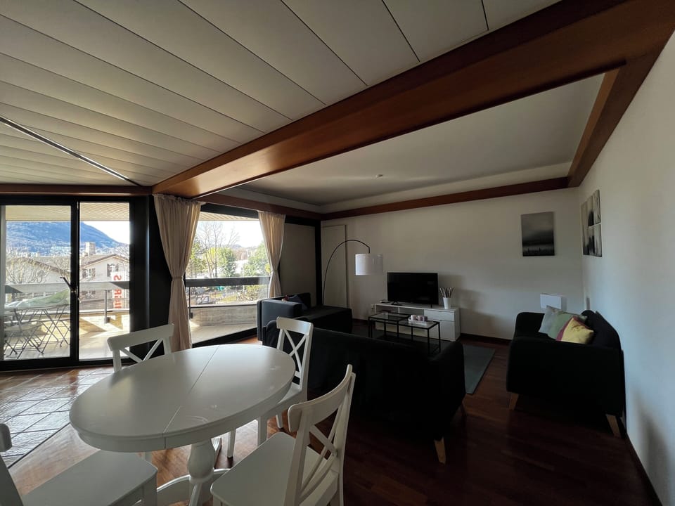 Apartment, 2 Bedrooms, Balcony, Lake View | Dining room