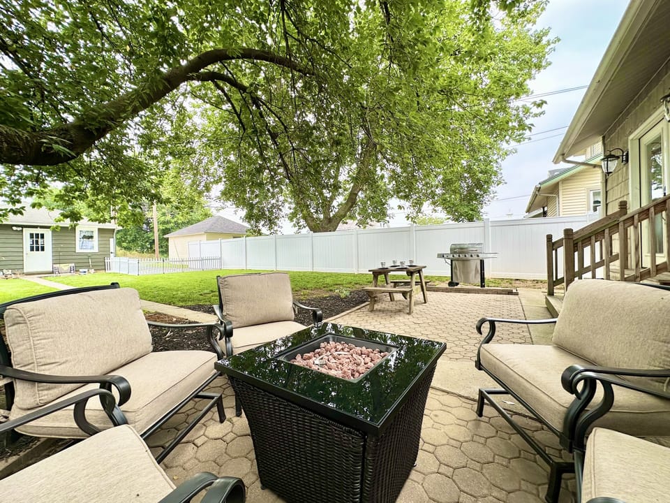 Fully-Fenced Outdoor Space w/ Firepit, Grill and Grass Yard 5 Mins To Hershey!