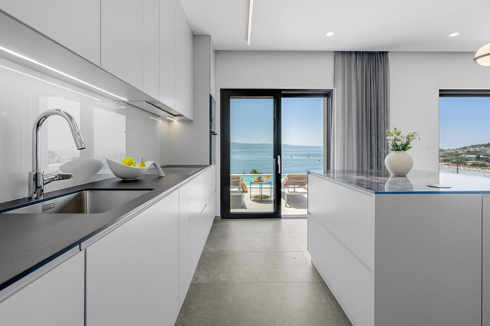 fully equipped kitchen with a dining area for 6 people
