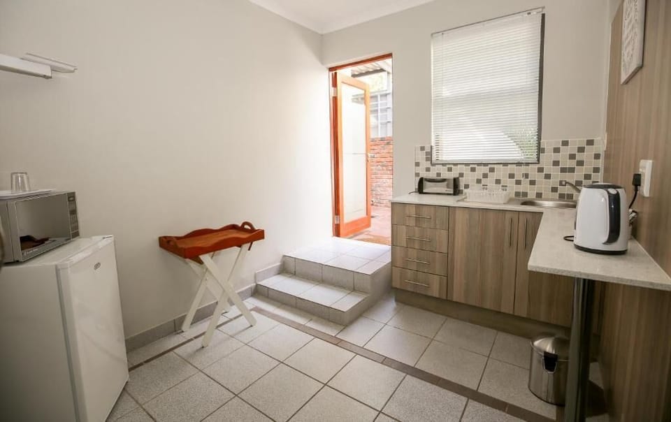 Standard Studio | Private kitchen | Mini-fridge, microwave, electric kettle, toaster