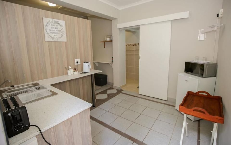 Standard Studio | Private kitchen | Mini-fridge, microwave, electric kettle, toaster