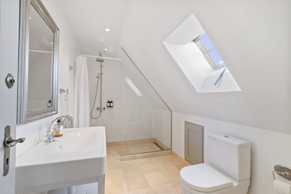 Superior Double Room, Courtyard View | Bathroom | Hair dryer, towels, soap, shampoo