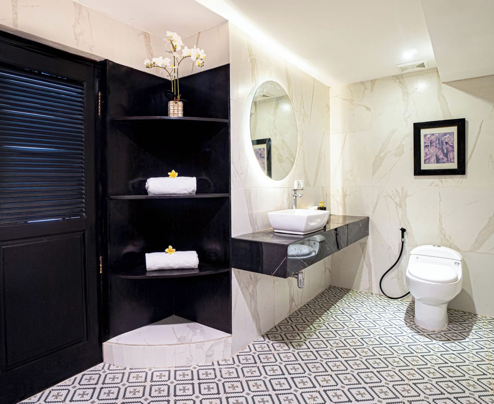 Deluxe Room Garden View | Bathroom | Shower, rainfall showerhead, free toiletries, slippers