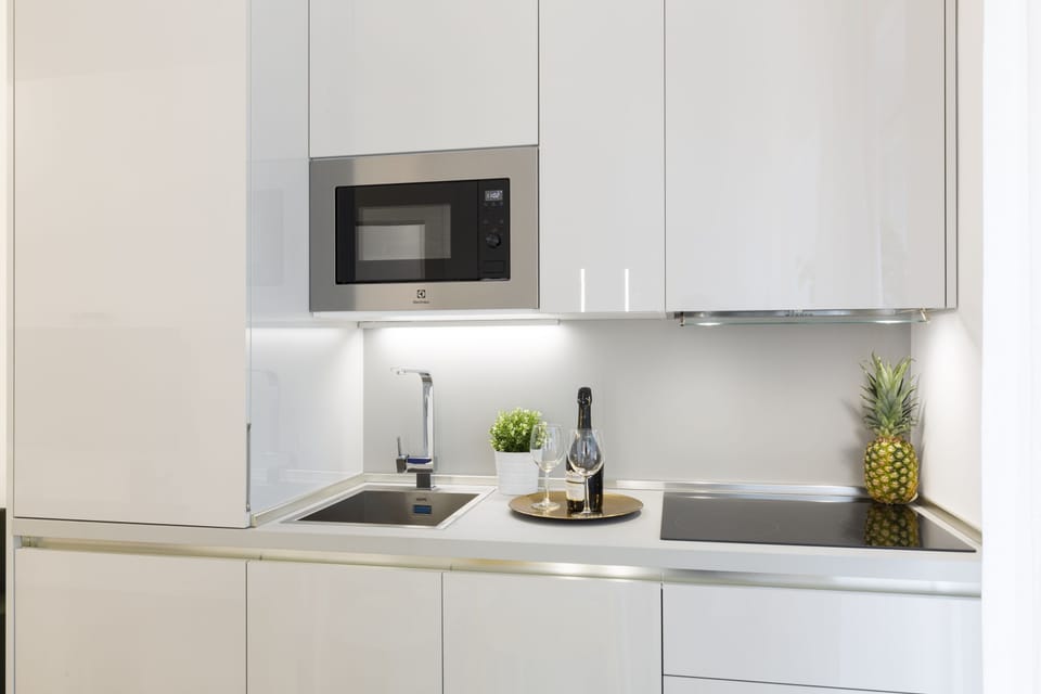 City Apartment | Private kitchen | Fridge, microwave, stovetop, dishwasher
