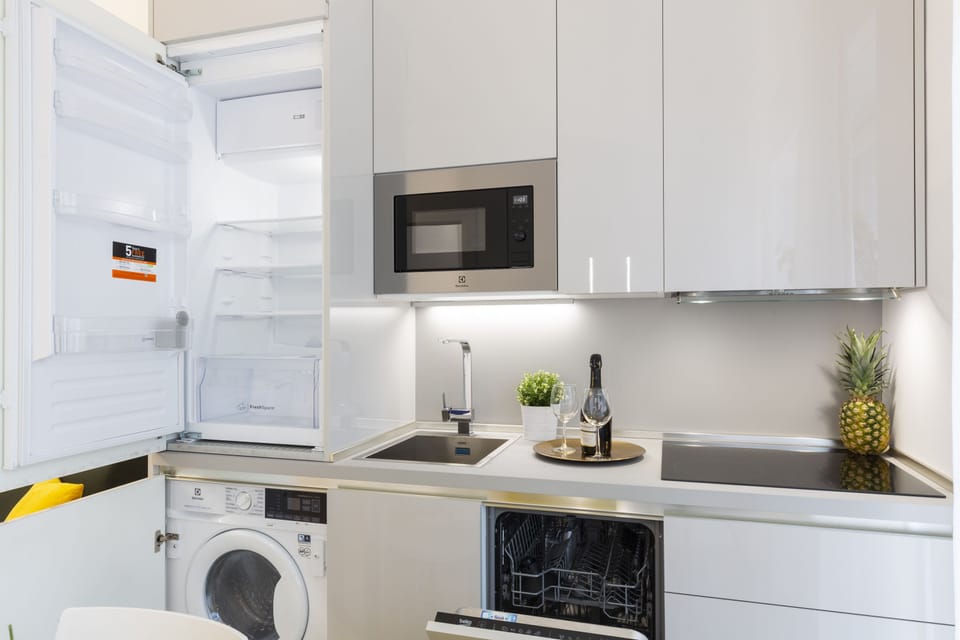 City Apartment | Private kitchen | Fridge, microwave, stovetop, dishwasher