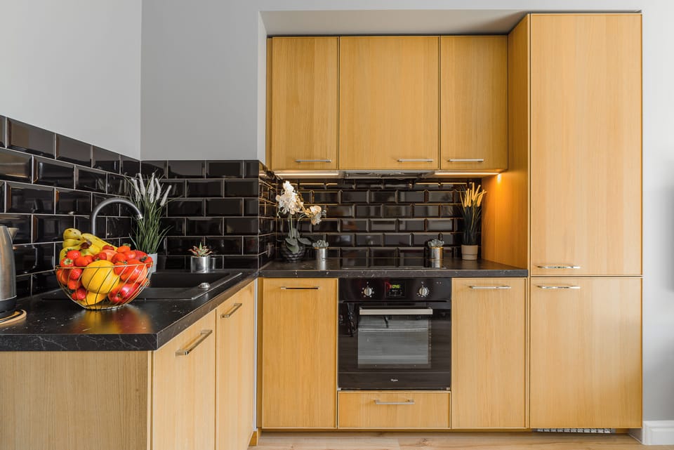 Deluxe Apartment | Private kitchen | Fridge, microwave, oven, stovetop