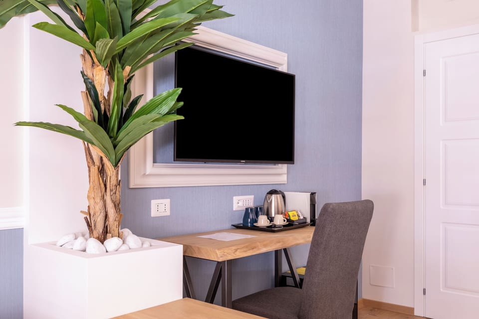 Deluxe Room | 1 bedroom, minibar, in-room safe, desk