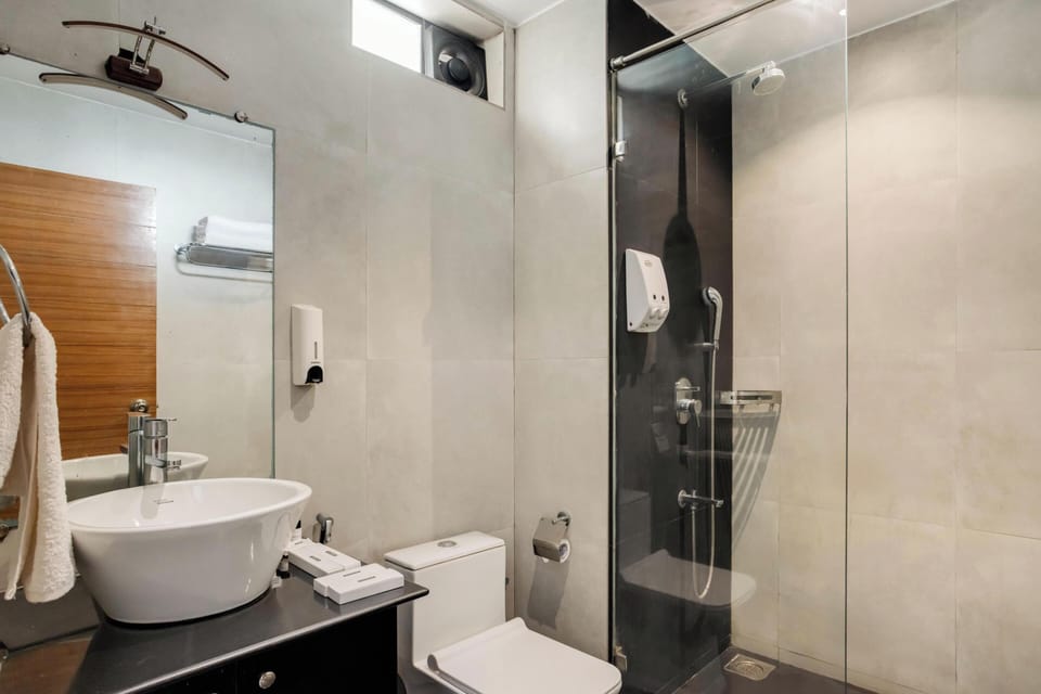 Shower, free toiletries, hair dryer, towels