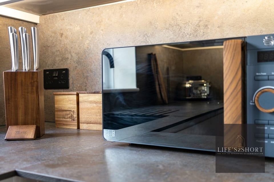 Apartment | Private kitchen | Full-size fridge, oven, electric kettle, toaster