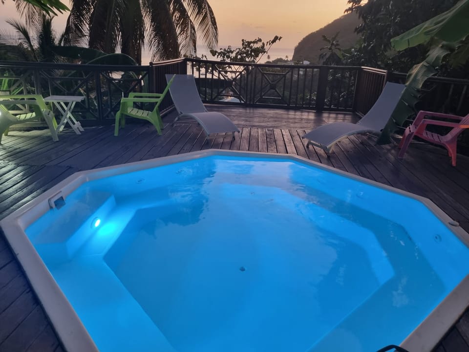 Outdoor spa tub