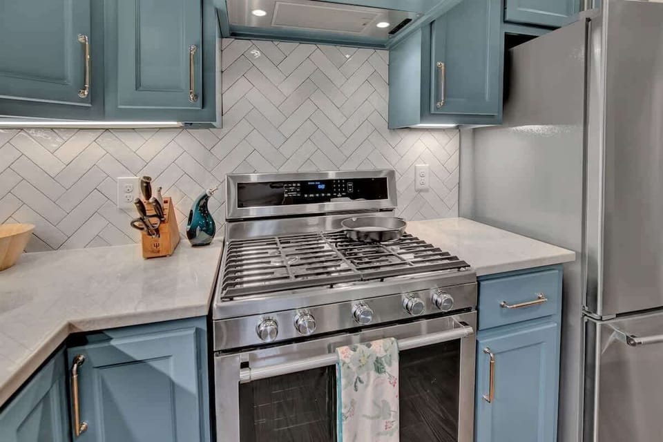 House, Multiple Beds, Patio, City View (208 W Creek Street) | Private kitchen | Coffee/tea maker, electric kettle