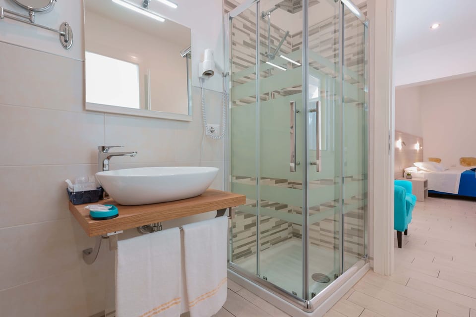 Superior Room | Bathroom | Shower, rainfall showerhead, hair dryer, slippers