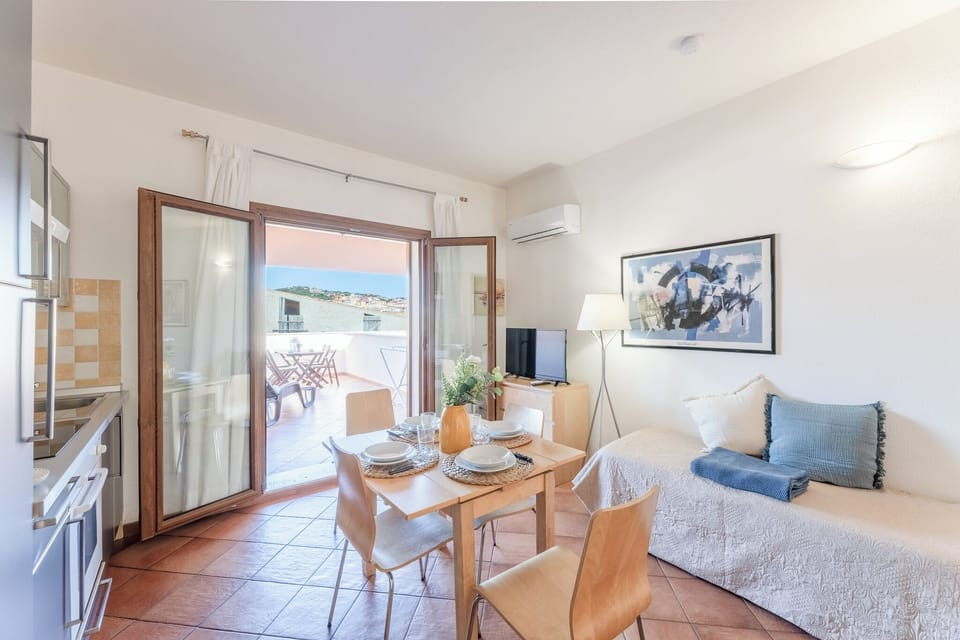 Apartment, 1 Bedroom, Balcony | Living room