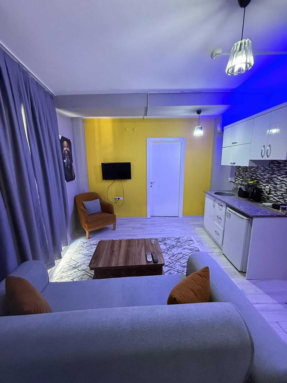 City Apartment | Private kitchen | Fridge, stovetop, cleaning supplies, paper towels