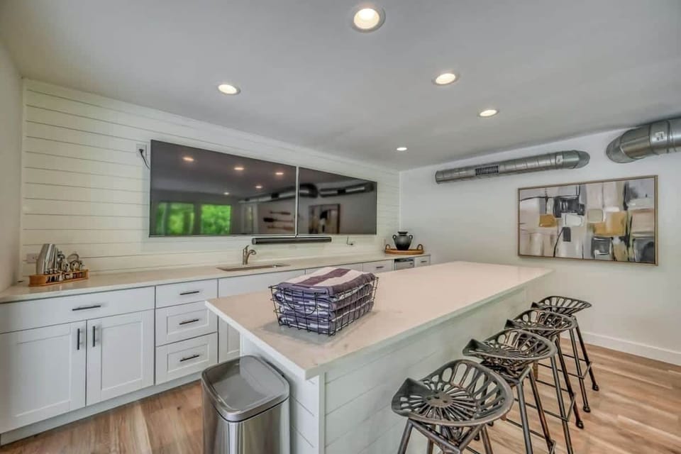 House, Multiple Beds, Hot Tub (2865 Edgegrove) | Interior