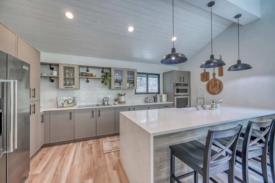 House, Multiple Beds, Hot Tub (2865 Edgegrove) | Private kitchen | Coffee/tea maker, electric kettle