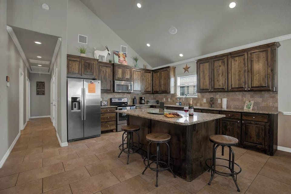 House, Multiple Beds, Patio (9300 River Rd #9) | Private kitchen | Coffee/tea maker