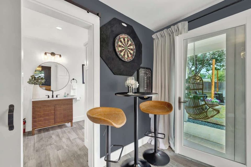 House, Multiple Beds, Hot Tub, City View (603 N Bowie St) | Interior