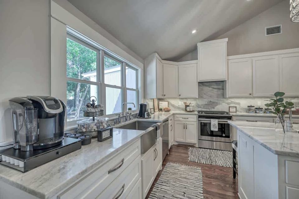 House, Multiple Beds, Patio, City View (211 E Orchard St) | Private kitchen | Coffee/tea maker, electric kettle