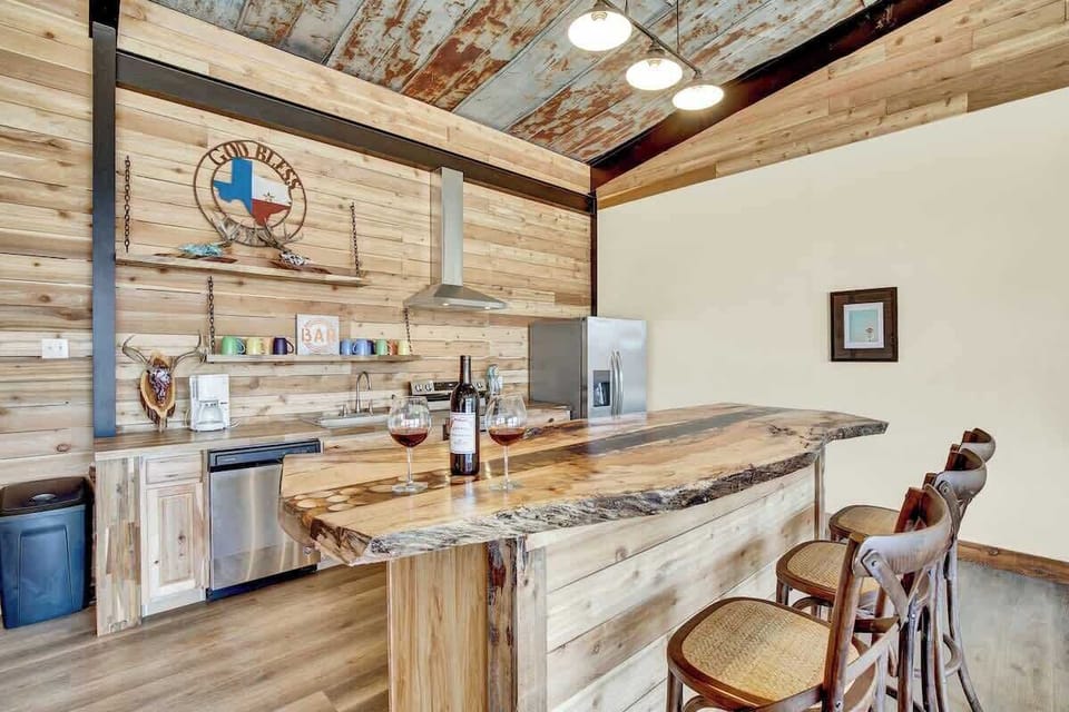 House, Multiple Beds, Patio (465 Bear Crk M & B) | Dining