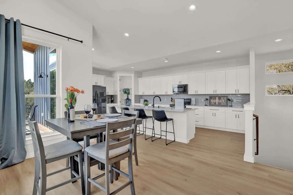 House, Multiple Beds, Pool Access (502 Venture Blvd S) | Dining