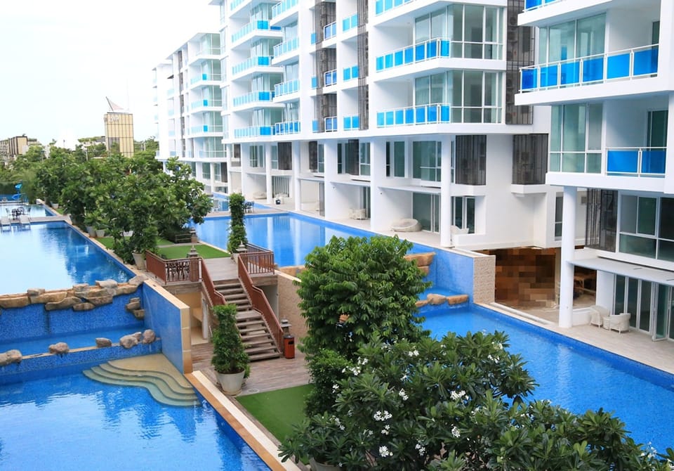 8 outdoor pools