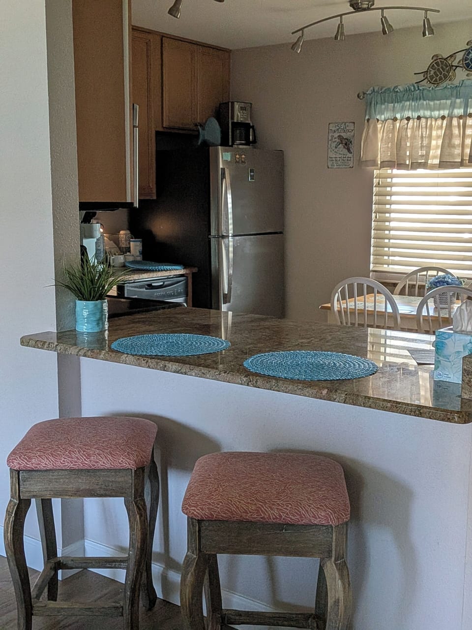 Kitchen, full size appliances, refrigerator, stove, oven, dishwasher.