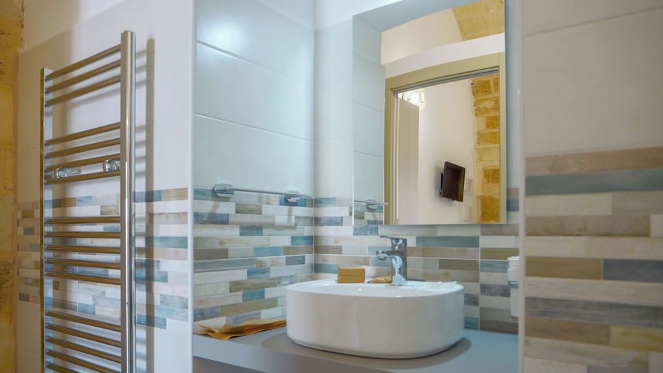 Superior Triple Room | Bathroom | Shower, rainfall showerhead, hair dryer, bidet