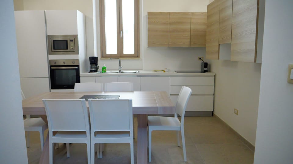 Mini-fridge, microwave, oven, stovetop