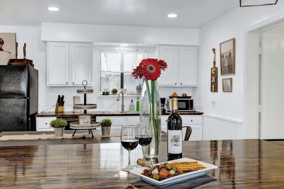House, Multiple Beds, Hot Tub, City View (223 Northwest Dr) | Dining