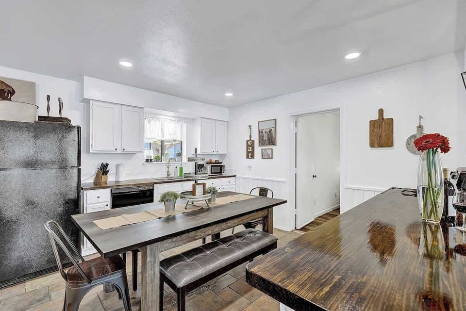 House, Multiple Beds, Hot Tub, City View (223 Northwest Dr) | Private kitchen | Coffee/tea maker