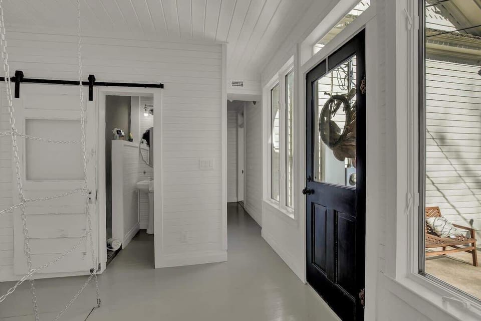House, Multiple Beds, Hot Tub, City View (501 W San Antonio St) | Interior