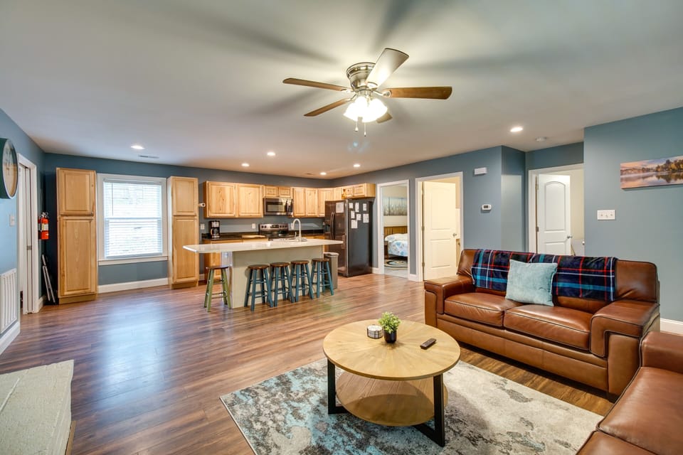 Living Room | Single Story | Free WiFi | Central Heat & A/C | Smart TV