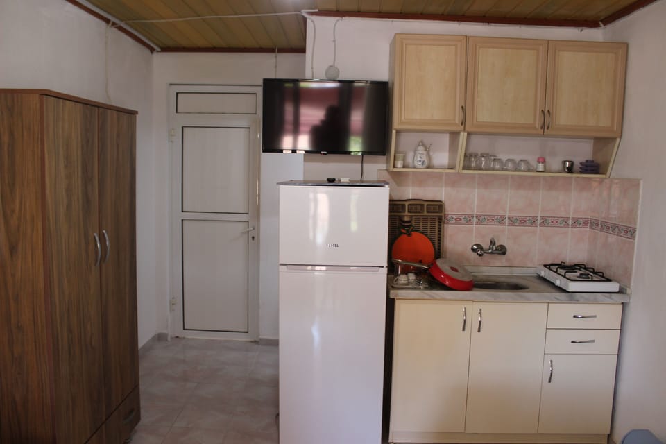 City Triple Room | Hypo-allergenic bedding available, desk, WiFi (free), bed sheets